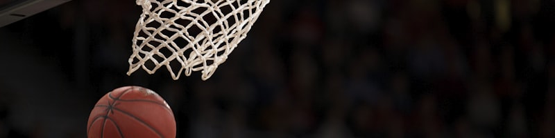 NBA季后赛激烈对抗场景，球员上篮瞬间