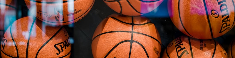 足球运动员在欧冠比赛中庆祝进球的瞬间